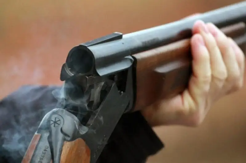 Недовольный клиент выстрелил из ружья в работника СТО в Алматинской области