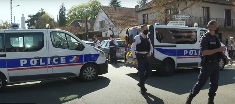 Теракт во Франции: сотрудницу полиции убили на рабочем месте