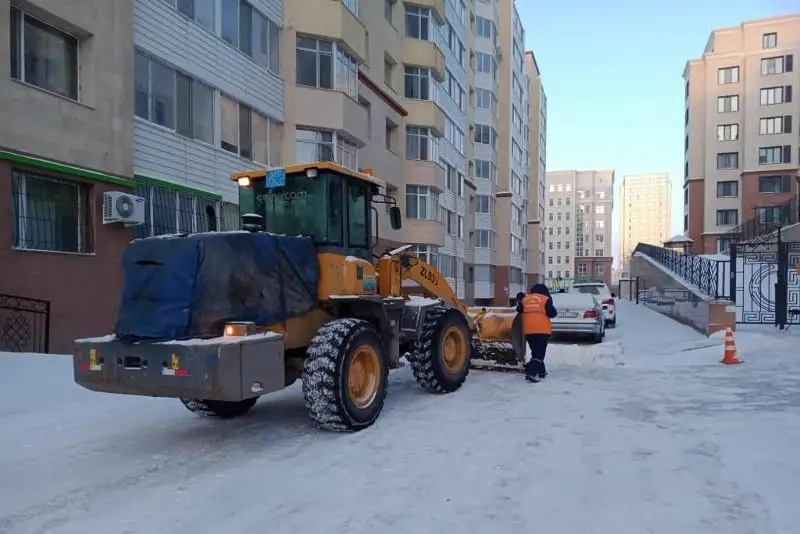Свыше 1 200 единиц спецтехники задействовано в уборке снега в Нур-Султане