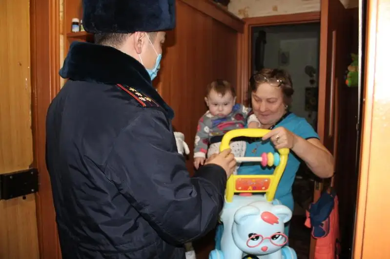 Осиротевшему малышу помогают сотрудники пробации Павлодарской области