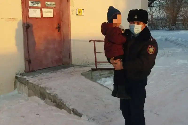 Четырехлетнего ребенка спас полицейский от бродячей собаки в ВКО