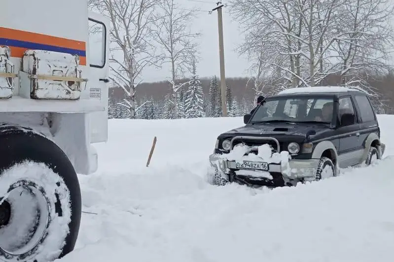 Застрявший в сугробах автомобиль вызволили спасатели ВКО