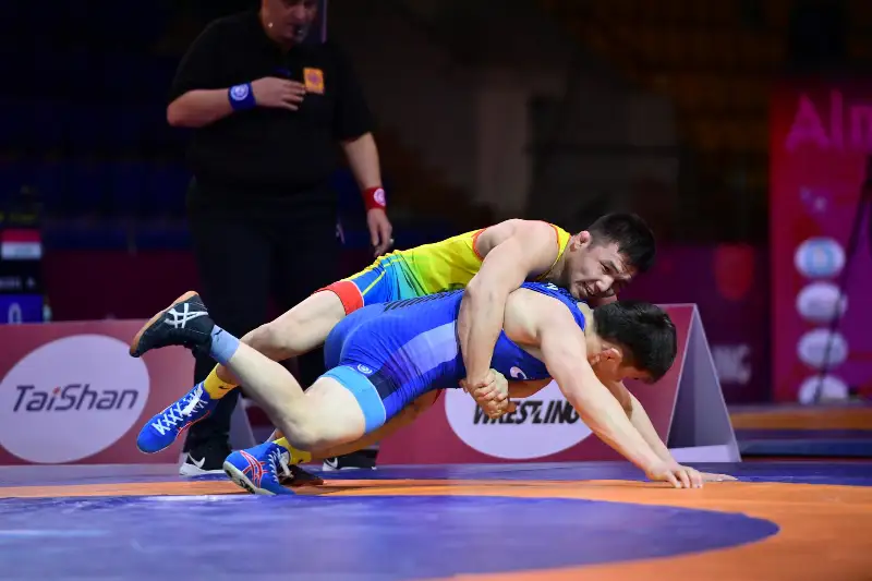 Еще два казахстанских борца завоевали «золото» на чемпионате Азии по вольной борьбе