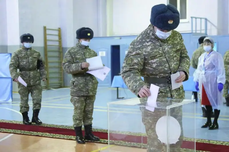 Досрочно завершено голосование на 19 избирательных участках в воинских частях