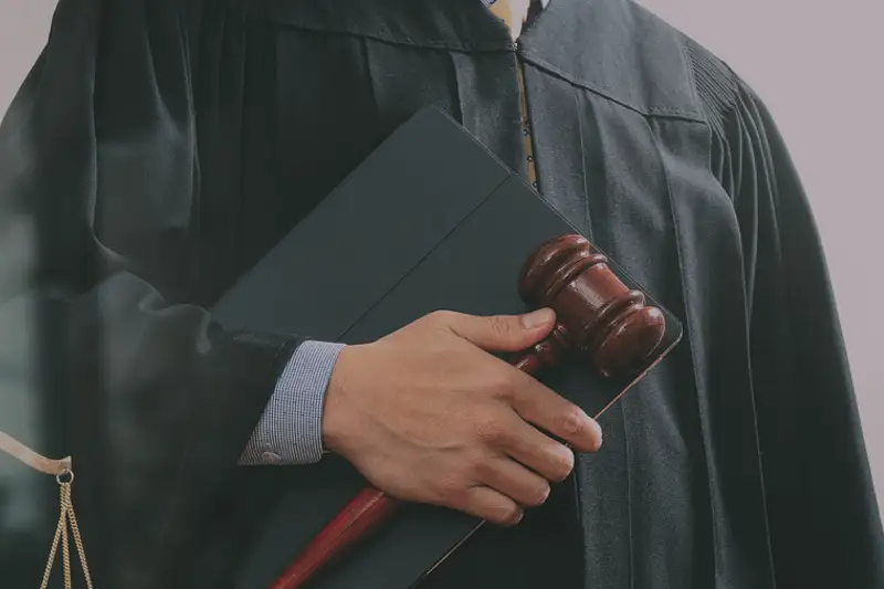 Судьи Верховного суда освобождены от должности