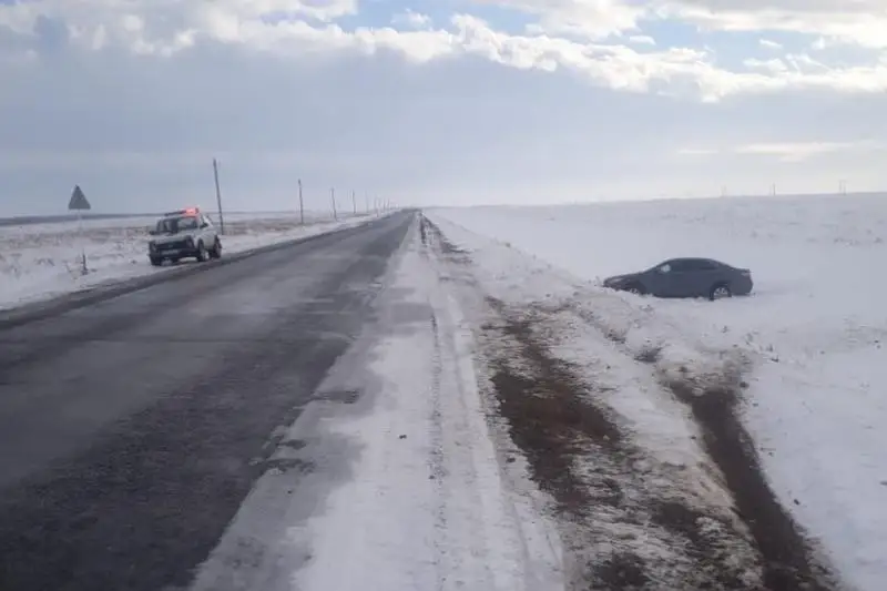 Автомобиль с женщиной и детьми вылетел в кювет в ВКО