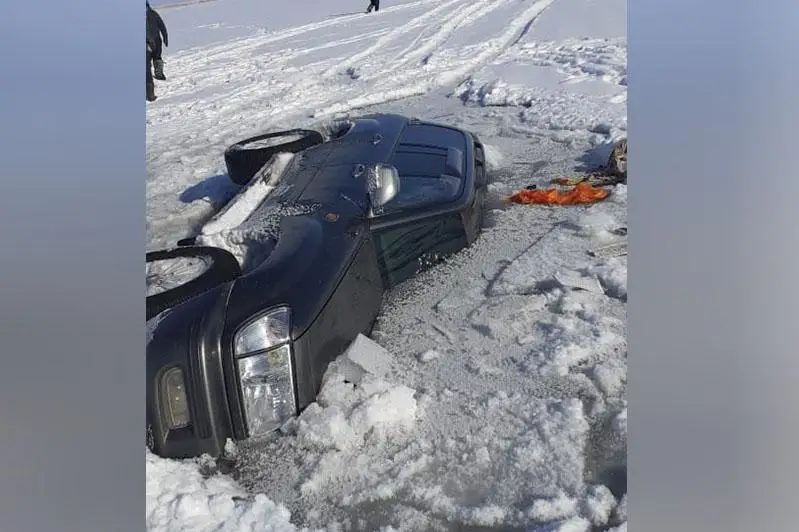 Автомобиль с рыбаками провалился под лед в ВКО