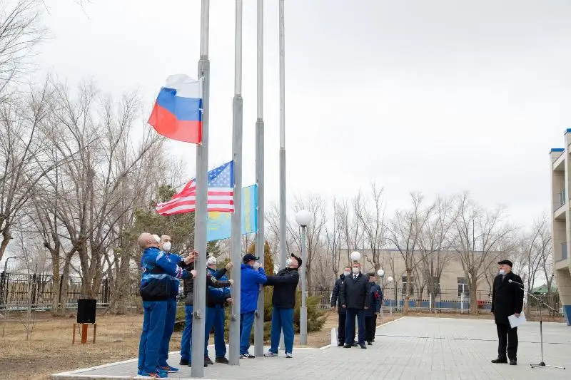 Экипажи корабля «Союз МС-18» подняли на Байконуре флаги стран-участниц предстоящего международного запуска