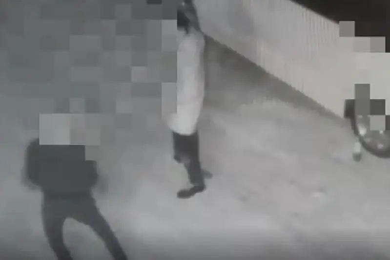 Танцевавшего в пьяном виде у ресторана водителя задержали в Атырау