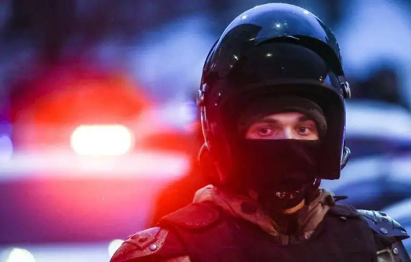 Мужчина угрожает взорвать гранату на станции метро в Москве