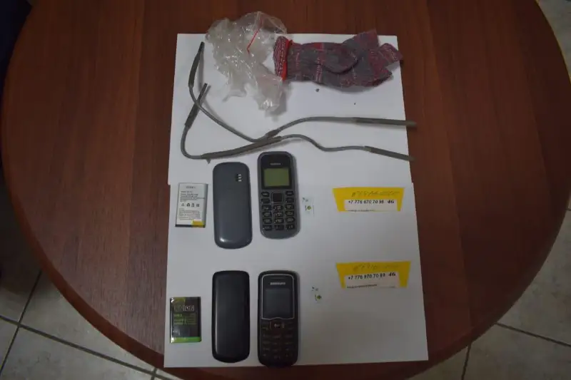 Телефоны в шерстяной перчатке пытались перекинуть акмолинским заключенным