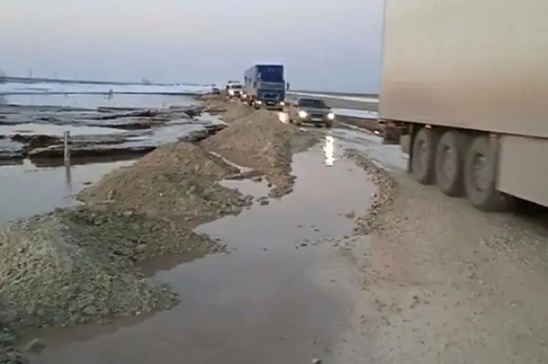 Трассу размыло в Карагандинской области, движение транспорта приостановлено
