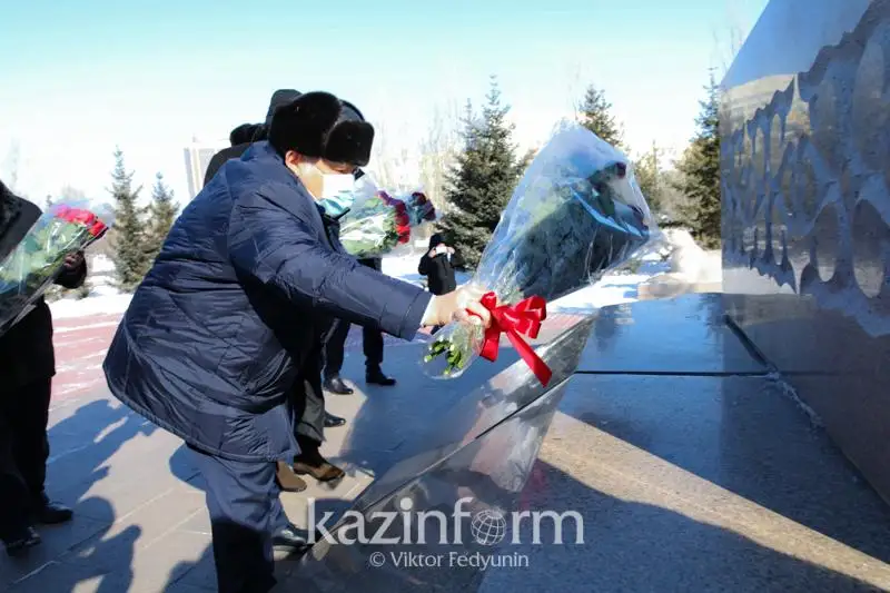 Цветы к памятнику Жамбылу возложили в Нур-Султане