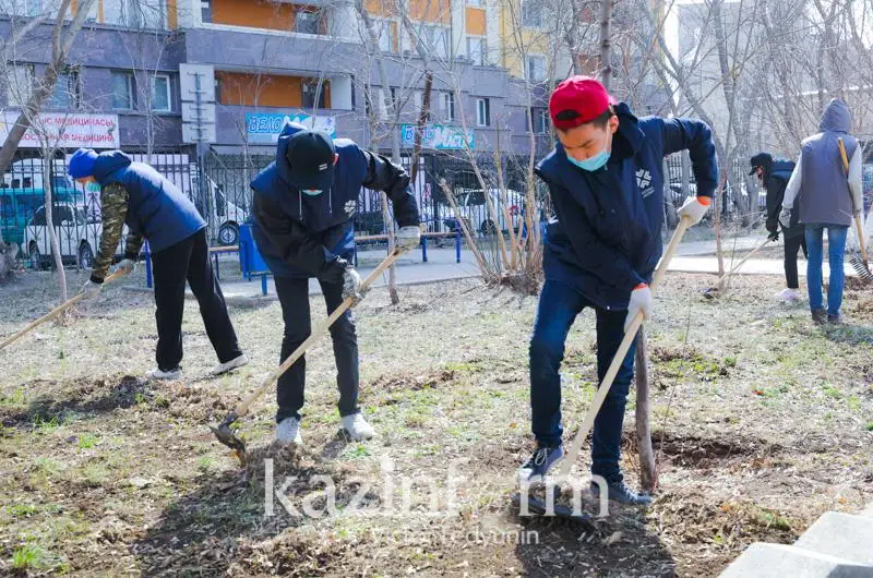 Столичные волонтеры провели субботник на территории общественного объединения инвалидов