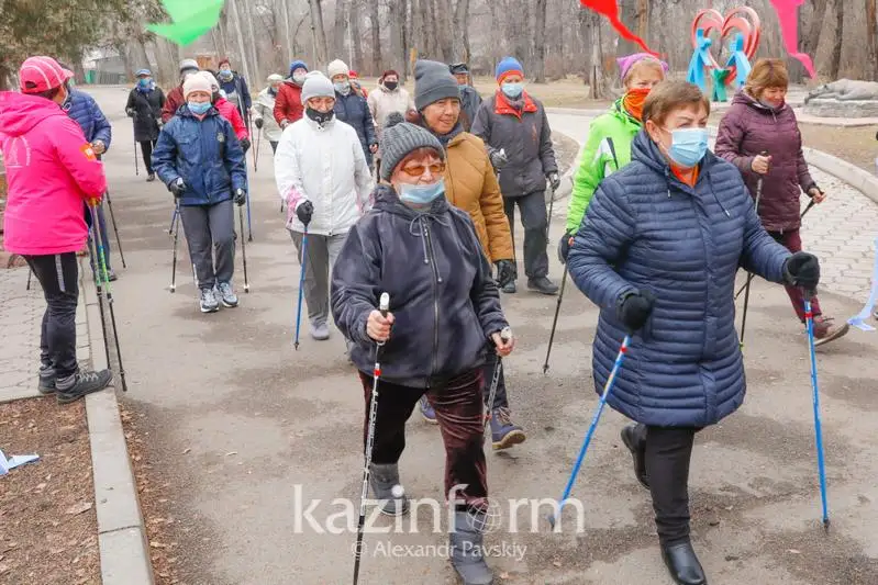 Пенсионеры прошлись скандинавской ходьбой в Алматы в честь 30-летия Независимости РК