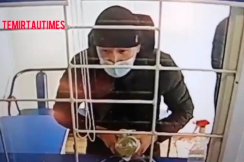 Облившие бензином кассира микрокредитной организации преступники задержаны в Караганде