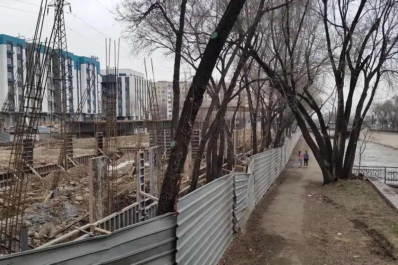 На стройку на набережной реки Большая Алматинка пожаловались активисты