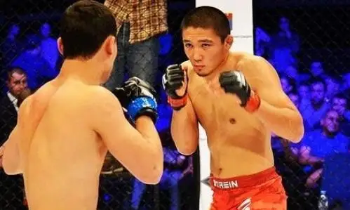 Казахстанский боец «удосрочил» соперника на турнире в Алматы
