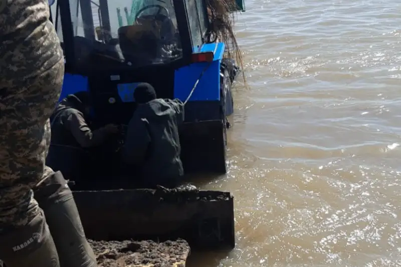 Застрявшего в воде тракториста вызволили костанайские спасатели