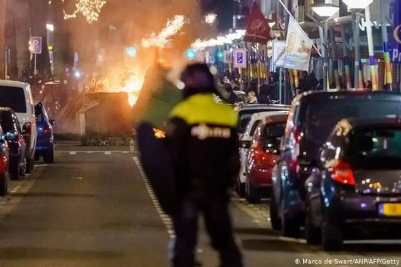 Роттердам восстанавливают после беспорядков