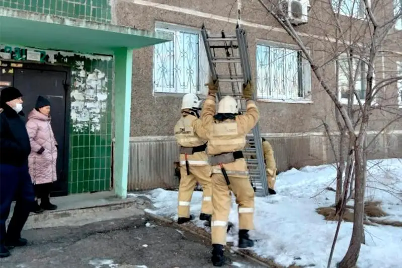 Более 60 человек спасли из заблокированных квартир в ВКО с начала года