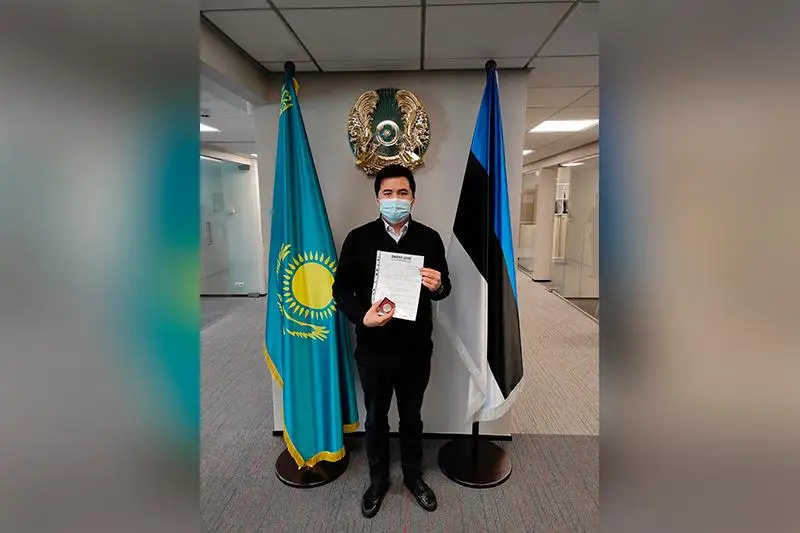 Посольству РК в Эстонии передали орден казахстанского фронтовика