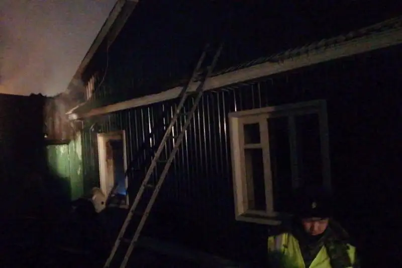 Пожилую женщину во время пожара спасли двое парней в Семее