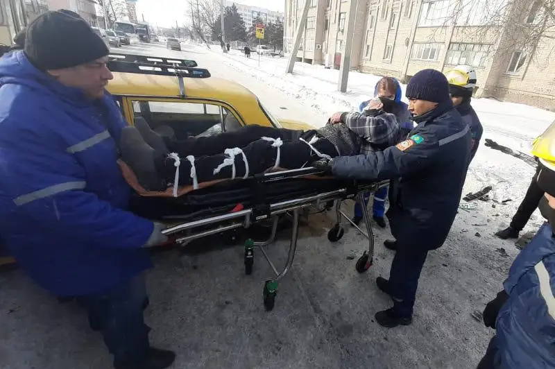 Из покореженного автомобиля извлекли пожилого мужчину спасатели СКО