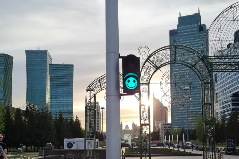 Приподнятый пешеходный переход и светофоры со смайликом появились в столице