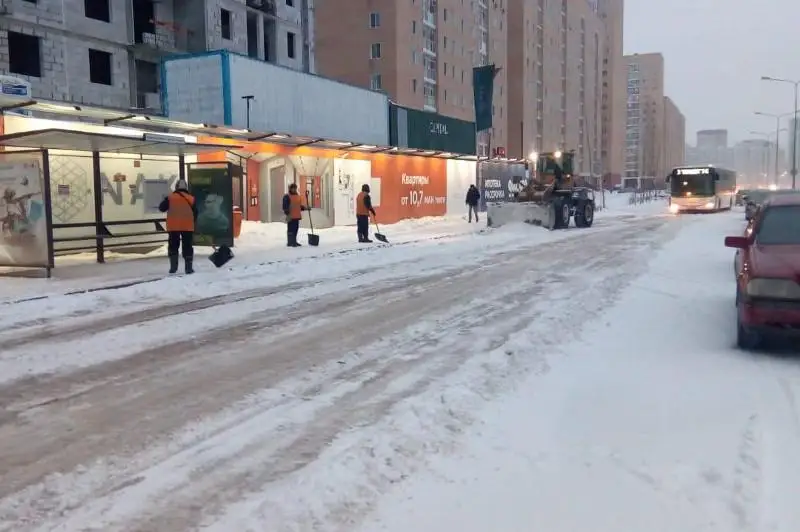 Около двух тысяч дорожных рабочих убирают снег в Нур-Султане