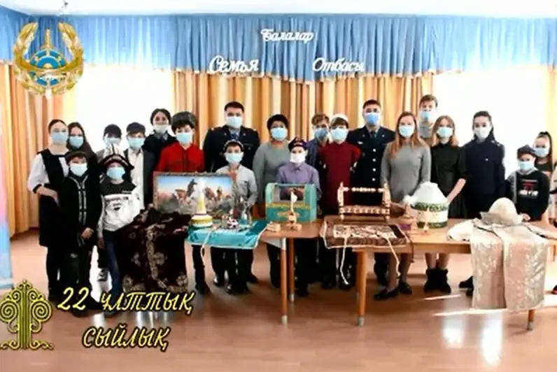 22 национальных подарка передали полицейские Темиртау воспитанникам «Детской деревни»