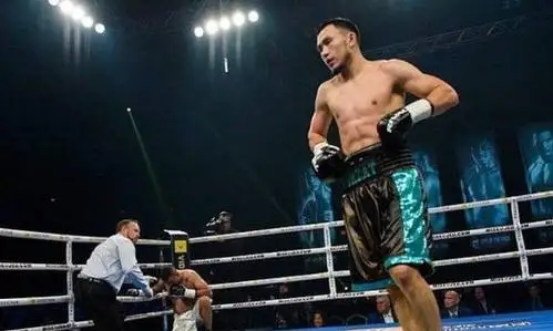 Непобежденный казахстанский боксер лишился дебютного боя в США