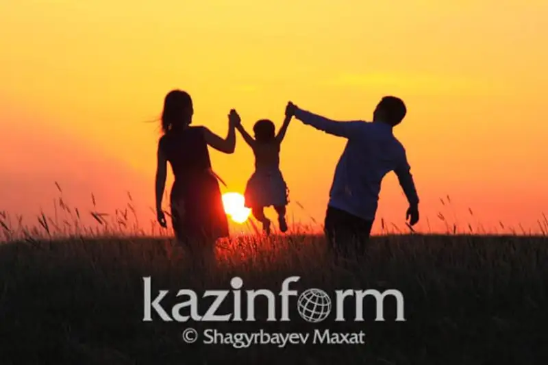 Ógeı ákesi bar otbasylardyń jaǵdaıy tekserile me – vıtse-mınıstr jaýap berdi