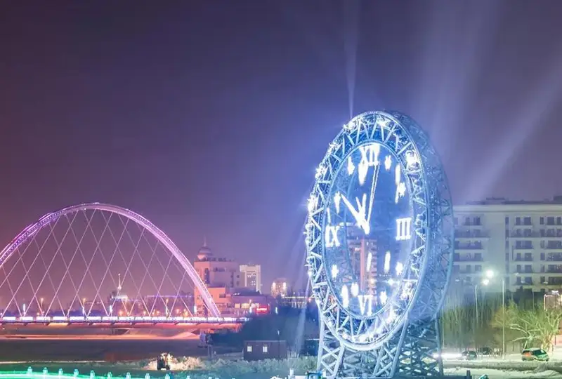 Гигантские часы на набережной в Астане перестали работать из-за хищения материалов