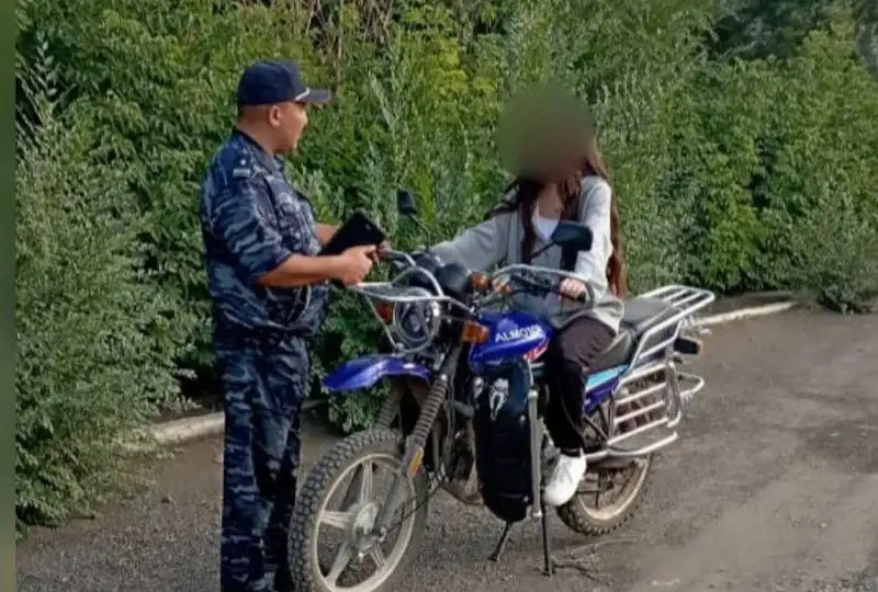 اباي وبلىسىندا جاس ءوسپىرىم قىز ءنومىرسىز موتوسيكل ايداپ جۇرگەن