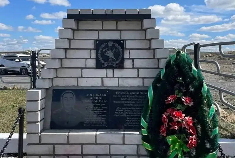 Abaı oblysynda dala órtimen kúreste kóz jumǵan órt sóndirýshige memorıaldyq taqta qoıyldy