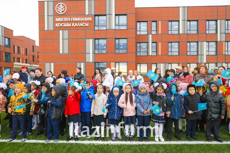 ءبىلىم كۇنى قوسشىدا جاڭا ەكى مەكتەپ ەسىگىن ايقارا اشتى