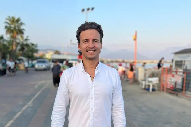 رەسەيلىك بلوگەر قىزىن قازاق مەكتەبىنە بەردى