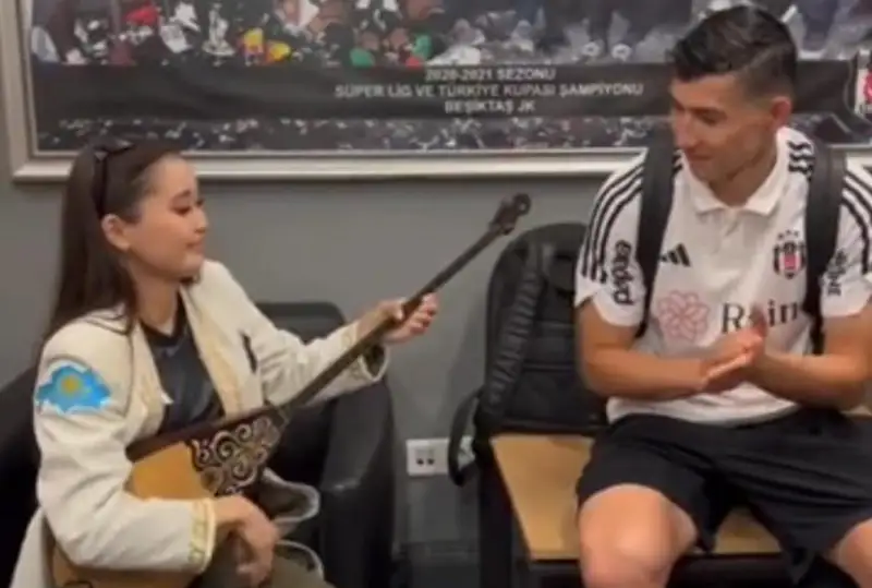Стамбульский «Бешикташ» чествует Бахтиера Зайнутдинова: на стадионе звучит домбра