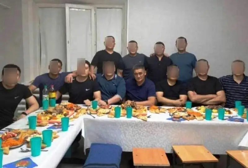 Фото Серика Кудебаева за богатым дастарханом в тюрьме вызвало возмущения граждан