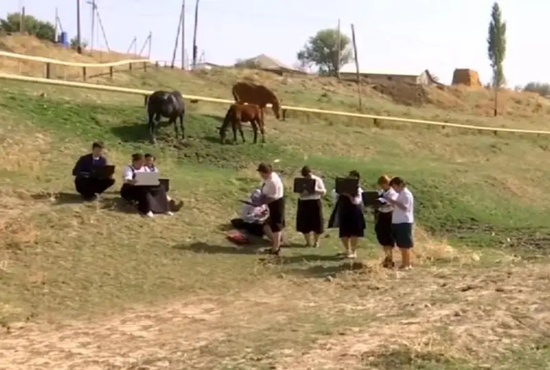 Kcell muǵalimder ınternet izdep ábigerge túsken aýyldaǵy jaǵdaıdy túsindirdi
