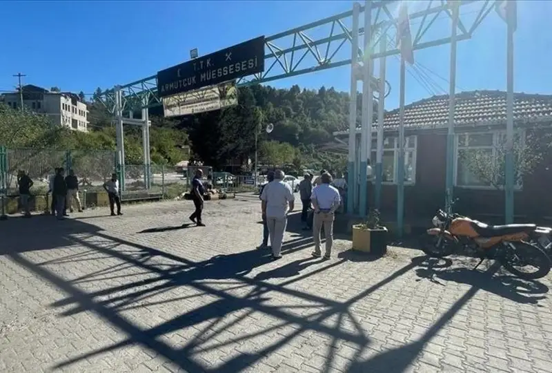 Túrkııada shahta opyrylyp, jeti adam topyraq astynda qalyp qoıǵan