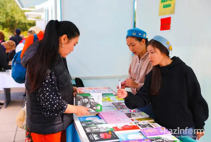 Психология, философия, бизнес: что любят читать казахстанцы