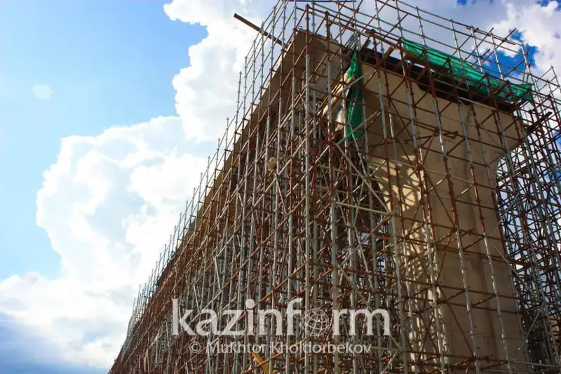 轻轨项目方就施工工地的横幅标语进行了解释