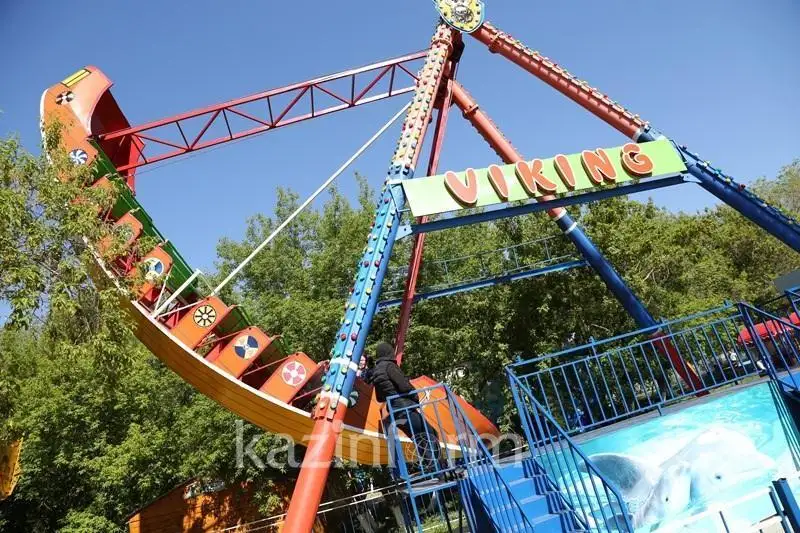 Дети оказались вверх ногами на аттракционе в Актау