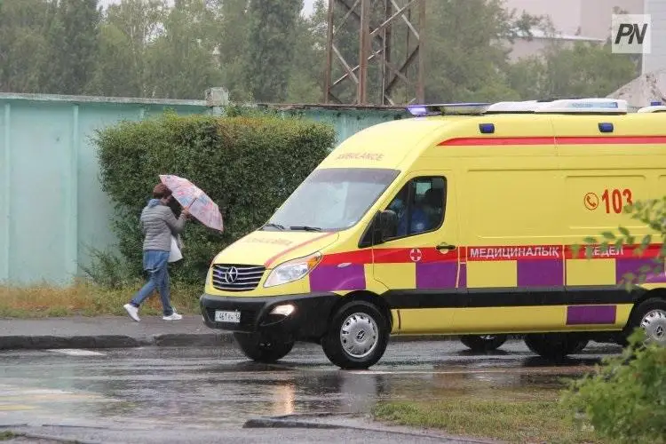 Pavlodarda kópqabatty úıdiń terezesinen 14 jasar qyz qulap ketti
