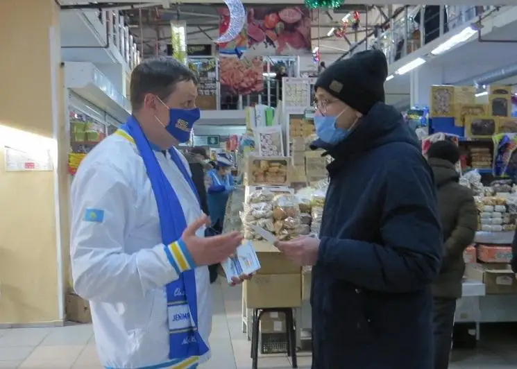 Жителям города Темиртау разъясняют  программу партии «Nur Otan» на экспромт-встречах