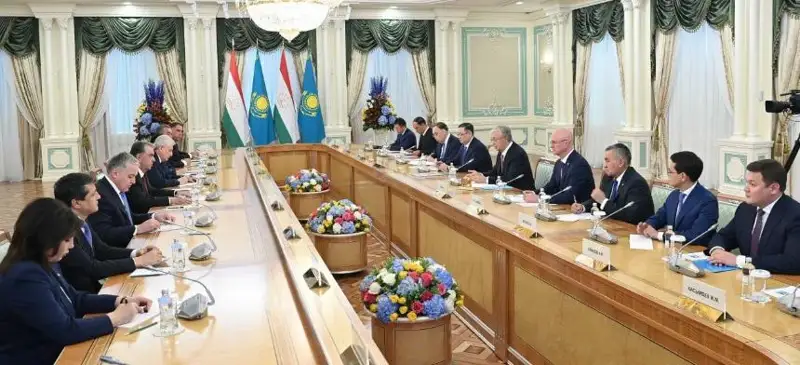 Қасим-Жомарт Тоқаев ва Эмомали Раҳмон кенгайтирилган таркибда музокара ўтказди