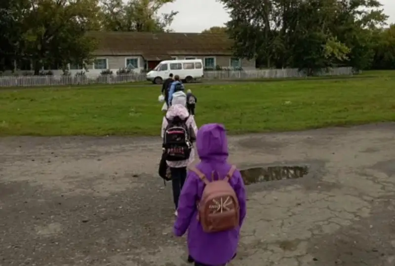 Усадили друг на друга: на условия подвоза детей к школе жалуются жители СКО