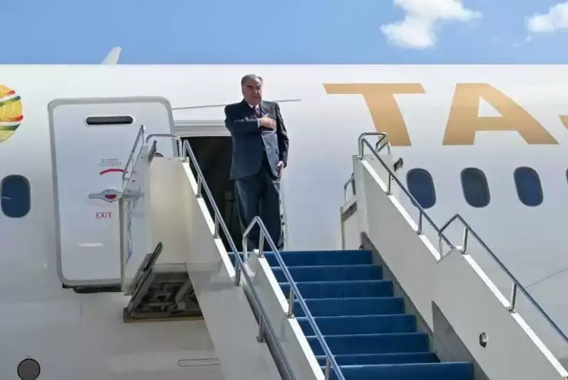 拉赫蒙结束访哈之旅 托卡耶夫亲赴机场送行
